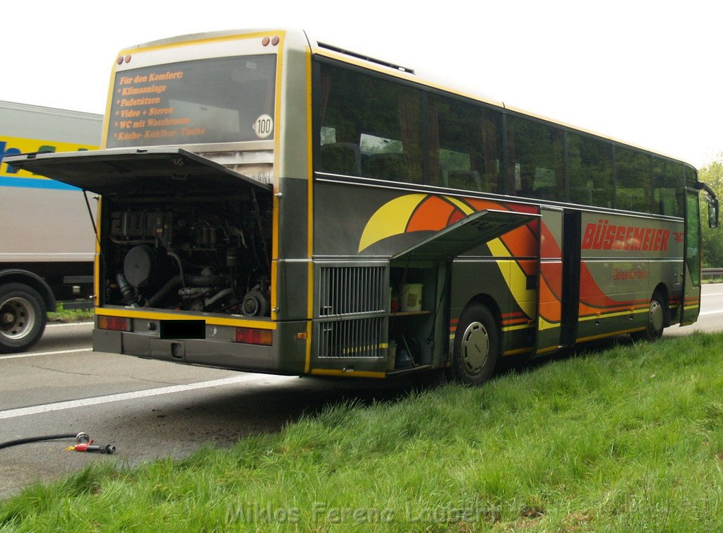 Feuer Reisebus im Kreuz Koeln Ost A3 auf die A4  P12.JPG
